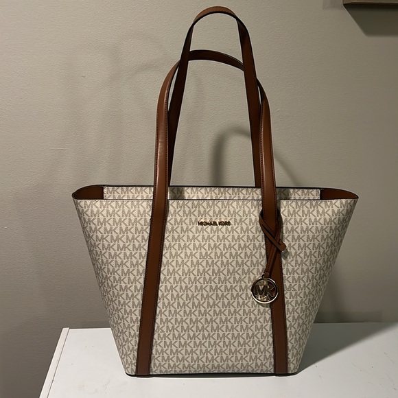 Michael Kors Pratt Signature Logo Large Tote Bag Carnation $498 Vanilla NWT - Picture 4 of 8